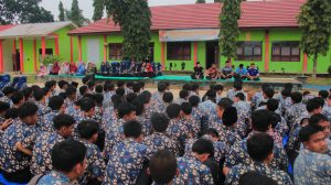 Siswa SMKN 9 Bungo sedang melaksanakan Yasinan dan Tausiyah Ramadan di lapangan sekolah