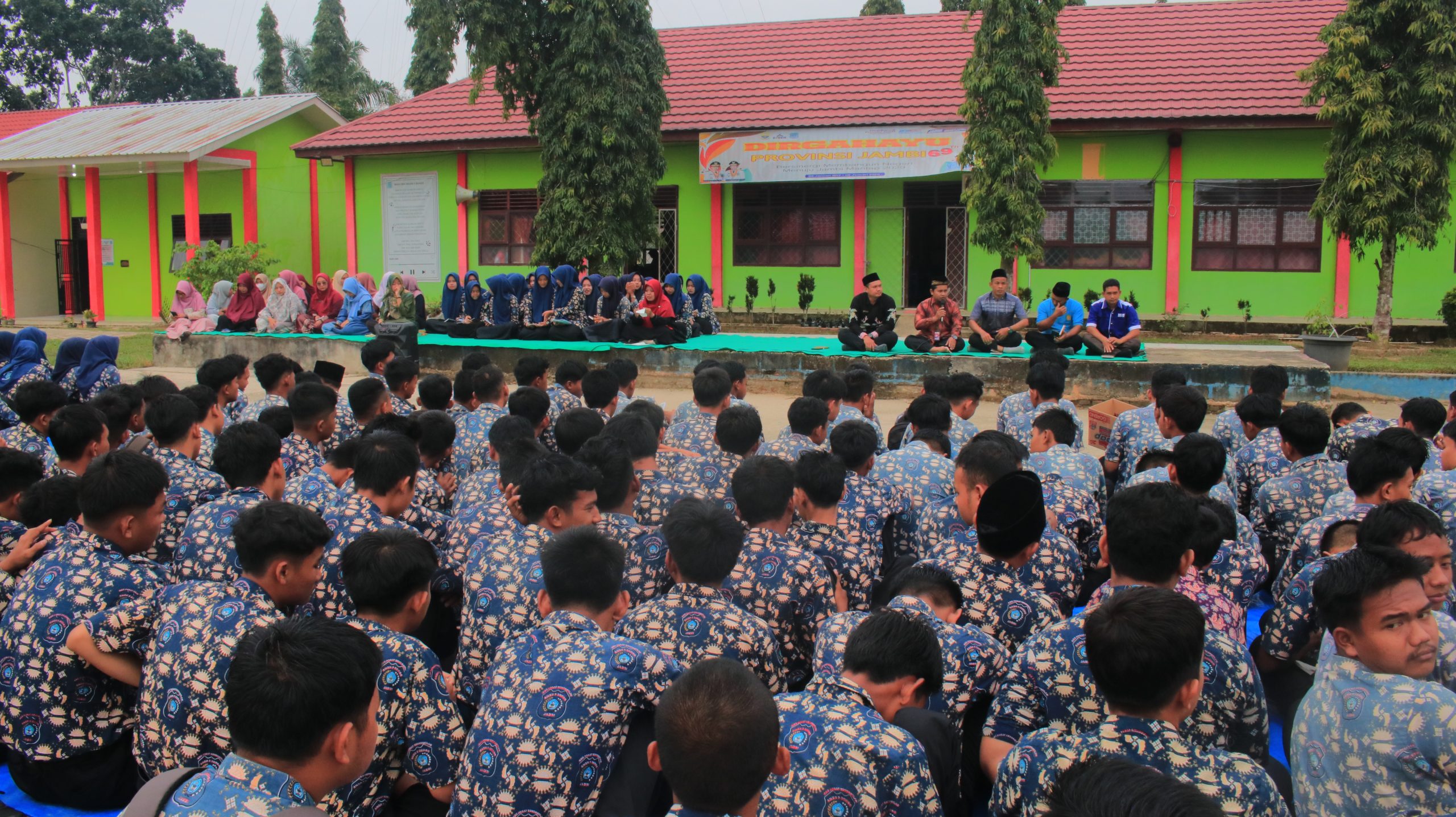Siswa SMKN 9 Bungo sedang melaksanakan Yasinan dan Tausiyah Ramadan di lapangan sekolah