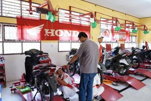 Siswa TSM SMK Negeri 9 Bungo saat Uji Kompetensi Keahlian 2026